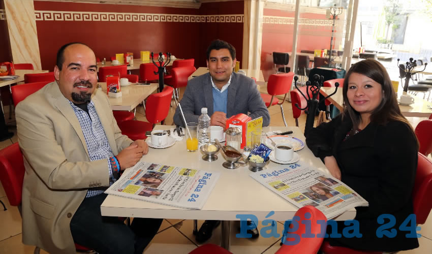 En el restaurante Mitla compartieron el primer alimento del día Enrique Appendini Carrera, director de Comunicación Social de la Secretaría de la Juventud del Estado de Aguascalientes; Braulio Hernández Luévano, director administrativo de la misma secretaría; y Karla Gallegos Castañeda, titular de la secretaría