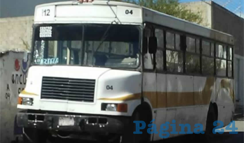 El camión de trasporte público dañado por balazos