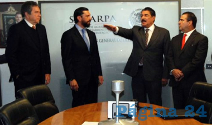 Al priísta Ramiro Hernández García le tomaron protesta como nuevo coordinador general de delegaciones de la Sagarpa, como si su historial como pésimo funcionario público no demostrara su incapacidad al frente de cualquier cargo/Foto: Cortesía