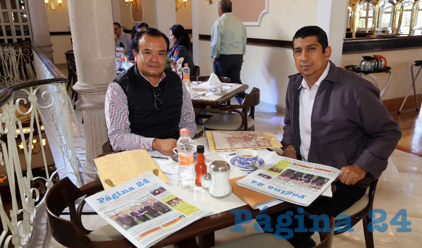 Moisés Monroy Gómez, director de la empresa SICMET, y Ricardo Gutiérrez Hernández, contador público, compartieron el pan y la sal en Sanborns Francia
