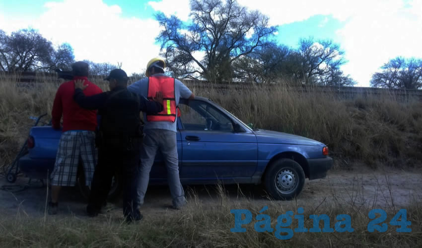 Dos de los tres tipos arrestados por uniformados preventivos y estatales