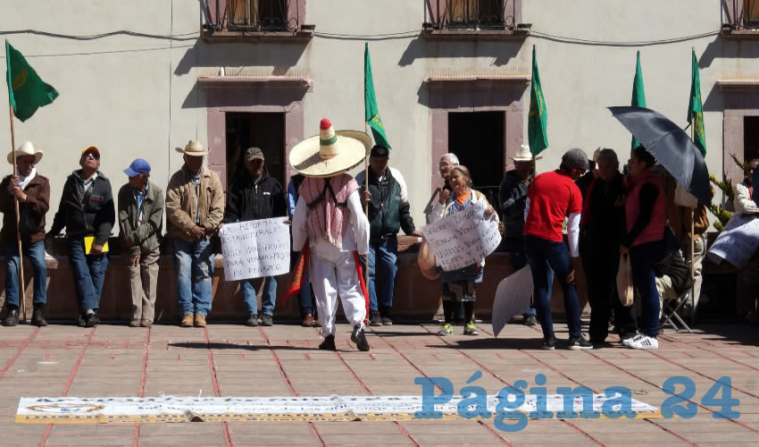 Efraín Arteaga Domínguez, dirigente de la Unión de Ex Braceros en Lucha de Zacatecas: “Venimos a reiterar la solicitud al Congreso del Estado para que restituya la partida presupuestal de 12 millones de pesos que nos habían venido asignando año tras año desde 2008” (Foto: Merari Martínez Castro)