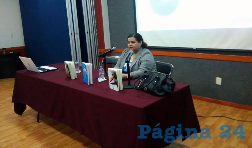 Bárbara Cabrera Pantoja, investigadora parlamentaria y doctora en derecho, dijo que es necesario utilizar las redes sociales para observar a los políticos, lo que a su vez permite involucrarse en la vida democrática del país/Foto: Elizabeth Ríos Chavarría