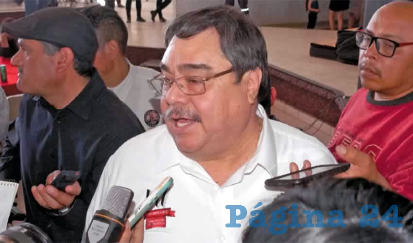 Carlos Pavón Campos, líder del Sindicato Nacional Minero Metalúrgico (SNMM), expuso ante más de dos mil agremiados reunidos en el centro de convenciones California que “si el gobierno del estado quiere dinero que se ponga a trabajar”, sostuvo que bajo ninguna circunstancia permitirán que se aplique el impuesto minero que les afecta a ellos como trabajadores (Fotos: Merari Martínez Castro)