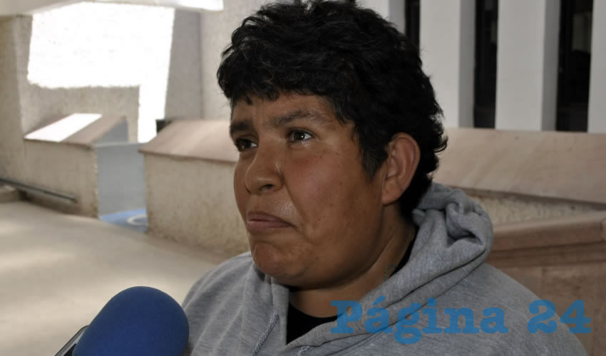 Cruz María Guadalupe Delgado Carreón, entrevistada: “Ya hablamos con el jefe de la ruta pero no nos ha dado una solución, ya queremos una solución, nos quieren aumentar el pasaje y no es justo” (Foto: Alberto Núñez Hernández)