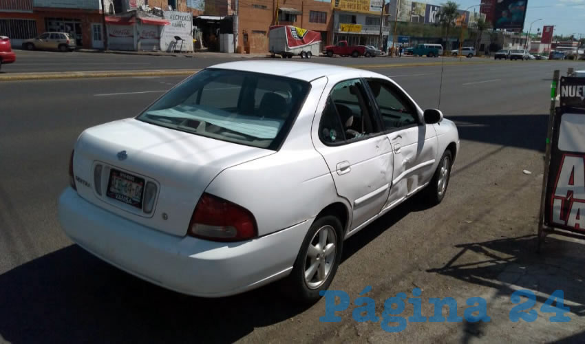 El motociclista colision&oacute; contra el lado derecho del auto Nissan Sentra
