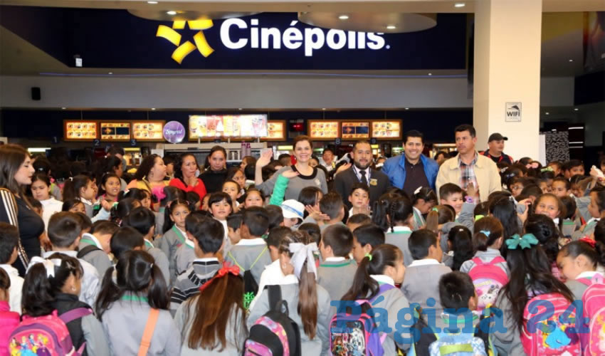 Cristina Rodríguez de Tello, presidenta honorífica del DIF Estatal, recibió a las y los pequeños con una bolsa de dulces previo a la proyección del filme y les invitó a conducirse de la mejor manera con sus padres y sus maestros.