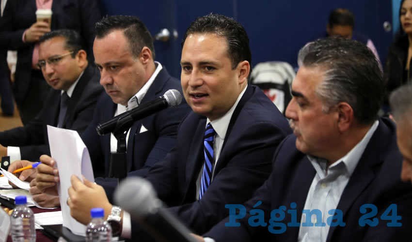 Del total adeudo, casi la mitad, 700 millones de pesos, corresponden al crédito fiscal del Sistema Intermunicipal de los Servicios de Agua Potable y Alcantarillado (Siapa), por lo que la Sepaf deberá aclarar qué ha hecho para recuperar el dinero, indicó el diputado presidente de la Comisión de Vigilancia, Hugo René Ruíz Esparza/Foto: Cortesía