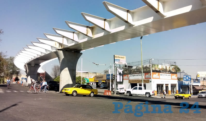 Algunos negocios pequeños de la avenida Laureles, actualmente cerrada en muchos tramos debido a la construcción de la línea 3 del tren ligero, han tenido que cerrar o mudarse a otras zonas, por lo que han ocurrido despidos/Fotos: Francisco Tapia