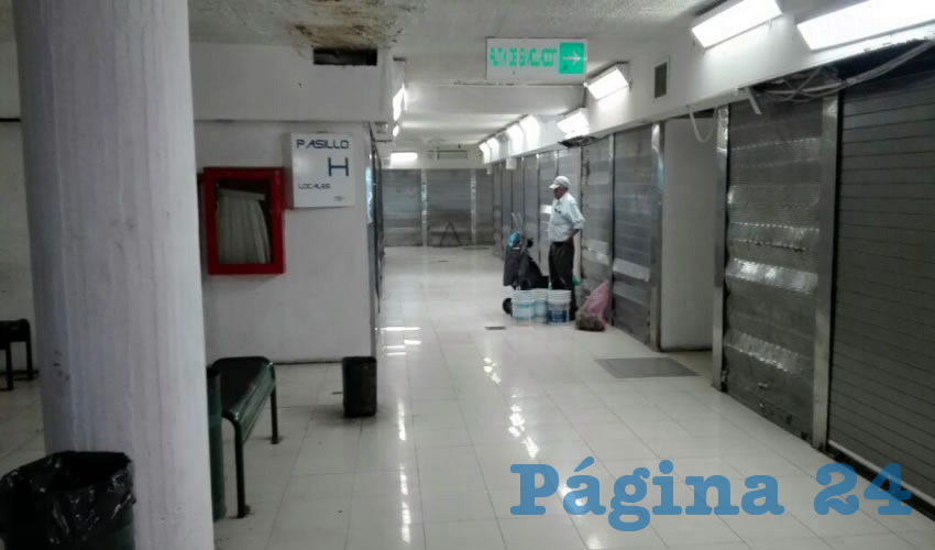 Entre goteras, plafones resquebrajados y paredes llenas de salitre, esta mercado municipal brinda a los pocos clientes un lugar maloliente, que para muchos es causa de miedo/Fotos: Rafael Hernández