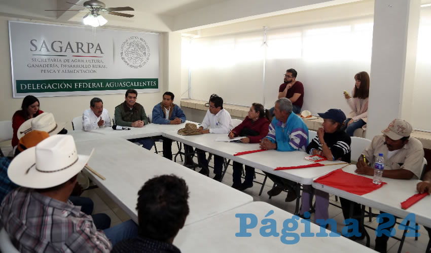 Una comisi&oacute;n de representantes ingres&oacute; a las oficinas para presentar sus demandas al delegado Ernesto de Lucas Palacios