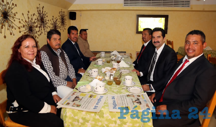 En el restaurante La Estación desayunaron Martina Luévano Vázquez, regidora de El Llano; Dagoberto Pedroza Flores, jefe del departamento de Servicios Públicos del Municipio de El Llano; Juan Manuel Luévano Aguiñaga, Juan Pablo Ramos Ramírez, Manuel Montoya Marín, síndico de El llano; Ramiro Pizaña Salas, presidente municipal de El Llano; y José Antonio Ramírez Sánchez, regidor del Municipio de El Llano