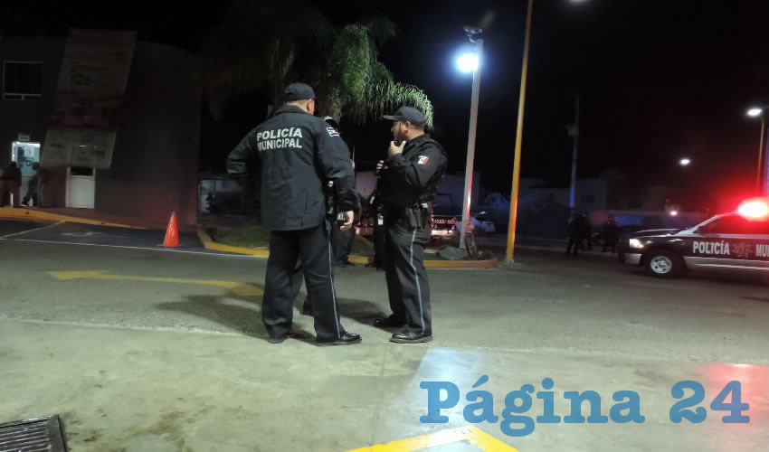 Uniformados platican en la gasolinera donde fueron apa&ntilde;ados los hampones