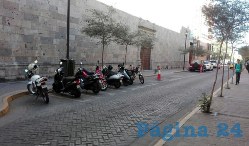 Caso omiso hicieron los diputados de Jalisco sobre respetar los cajones de estacionamiento ubicados alrededor del recinto legislativo: no permitieron que se instalaran parquímetros y encima les importó un cacahuate que hubiera siete espacios destinados exclusivamente a ciudadanos regulares y siete para personas con discapacidades/Foto: Francisco Andalón López