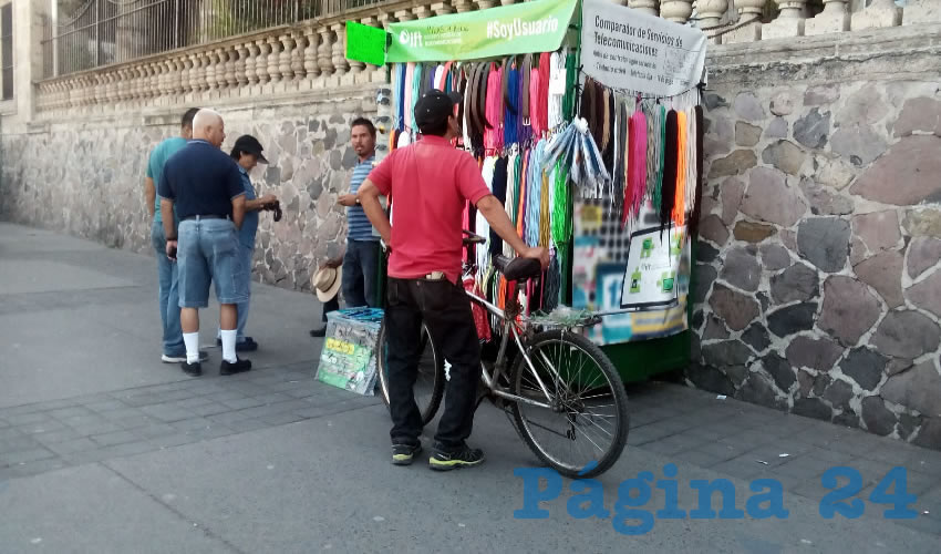 Tras el encarecimiento de los precios de la canasta básica y los combustibles, no sólo los comerciantes establecidos sino también los ambulantes han tenido que diversificar su oferta; ahora, quienes eran boleros, por ejemplo, ya no sólo bolean zapatos o arreglan suelas, sino que venden fajos y bisutería.