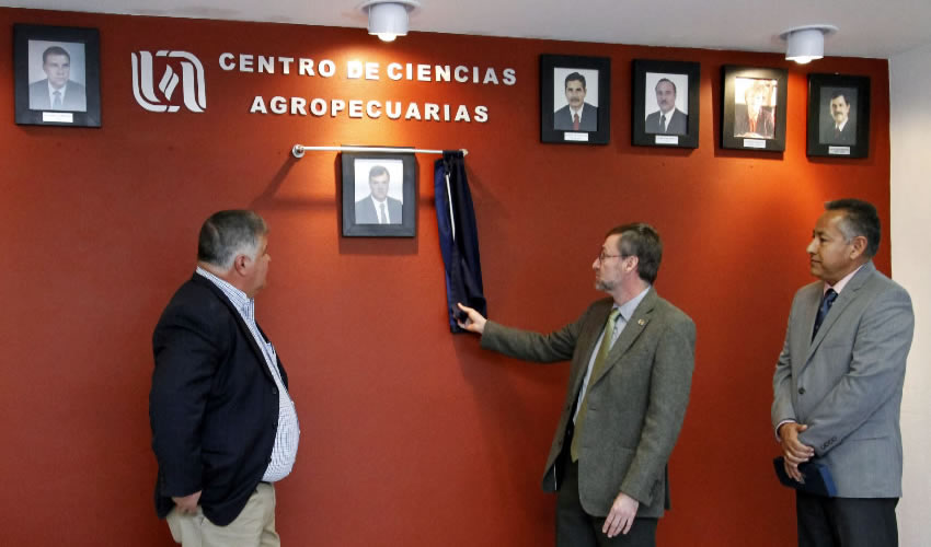 En el marco de estas actividades, el rector de la UAA develó la fotografía del exdecano del CCA, Mario Alejandro López Gutiérrez