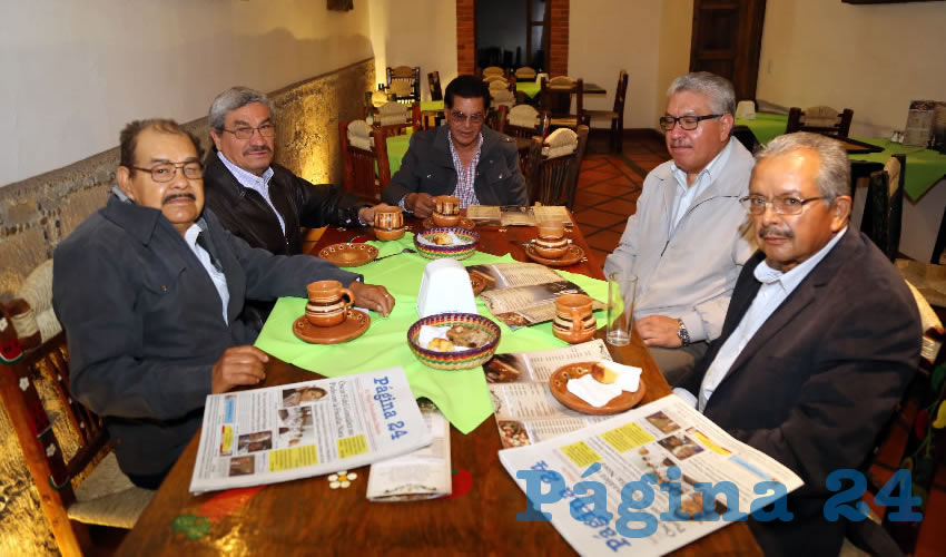 En La Mestiza desayunaron Alfonso Román González, Jorge Ortiz Gallegos, Herminio Ventura Rodríguez, Francisco Díaz Alvarado y Manuel de Jesús Anaya Cardona, todos ellos exdirigentes de la Sección uno del Sindicato Nacional de Trabajadores de la Educación (SNTE)