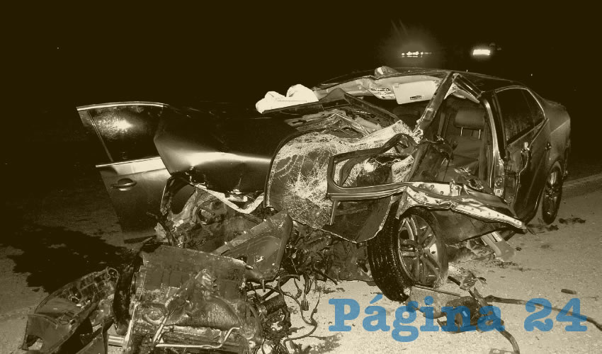 Destrozado en su parte frontal y media, quedó el automóvil Volkswagen Jetta