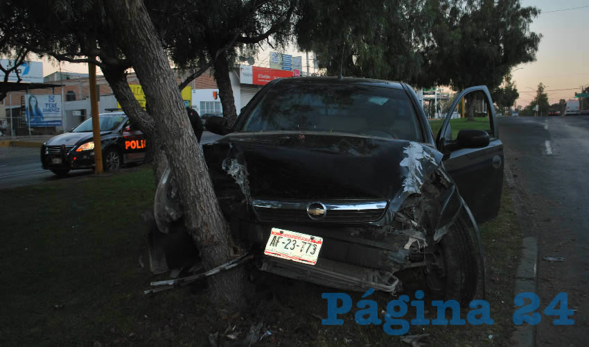 La camioneta de Felipe Arturo Mart&iacute;nez colision&oacute; contra un arbotante y luego contra un &aacute;rbol