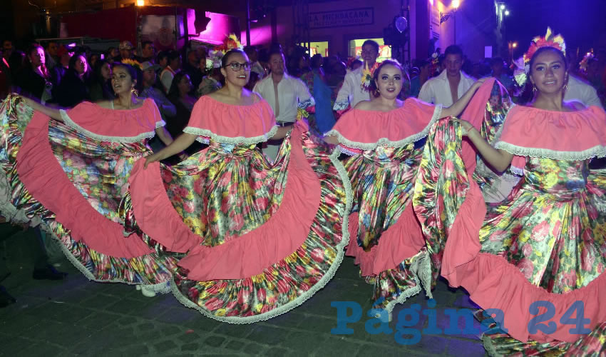 El sábado por la noche partió de la Glorieta Francisco García Salinas la Banda Sinfónica del Estado encabezando el contingente del Carnaval Nocturno, cuyo director el maestro Salvador García hizo gala con sus músicos de esta participación