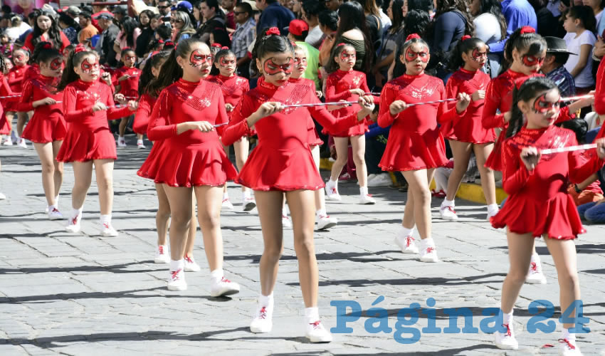 La belleza de las embajadores de instituciones, comunidades y municipios invitados estuvieron presentes luciendo con vistosos vestidos en los vehículos del Club de Autos Antiguos, entre ellas las candidatas a reina de la Feria de Primavera 2017 Arantxa, Heréndida y Estela, así como la reina actual Chelsea I y la corte real del Carnaval 2017 encabezada por Carolina Olguín, reina de estos festejos