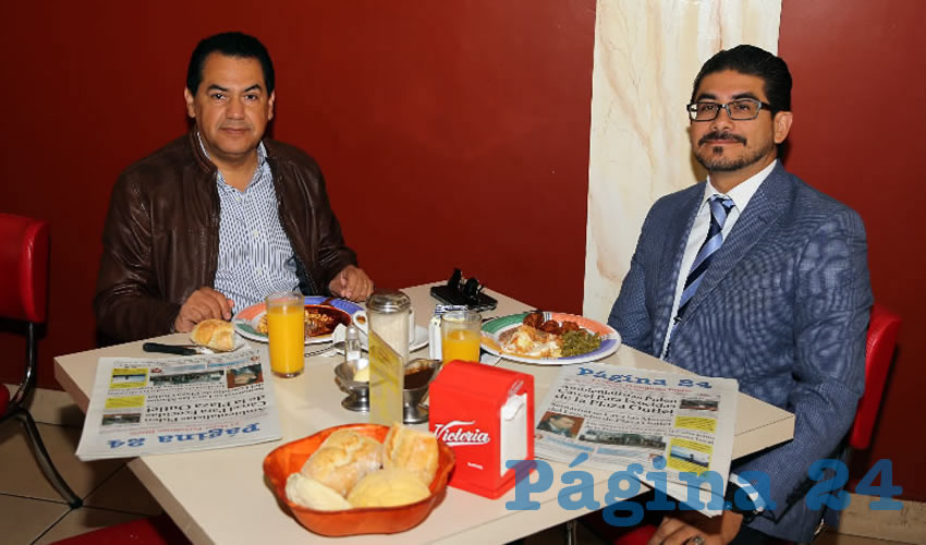 En el restaurante Mitla compartieron el primer alimento del d&iacute;a el contador p&uacute;blico Rafael Murillo Gonz&aacute;lez y el abogado Ricardo Curiel Garc&iacute;a