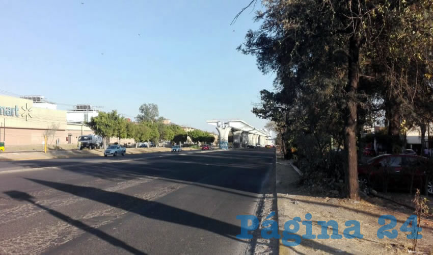 Dan ganas de salir volando o hacer algo de sólo ver que las obras generan complicaciones viales enormes, lamentaron vecinos de la zona de Tesistán, quienes exigieron a la Secretaría de Movilidad y a la SCT Jalisco que controlen la situación/Foto: Francisco Tapia