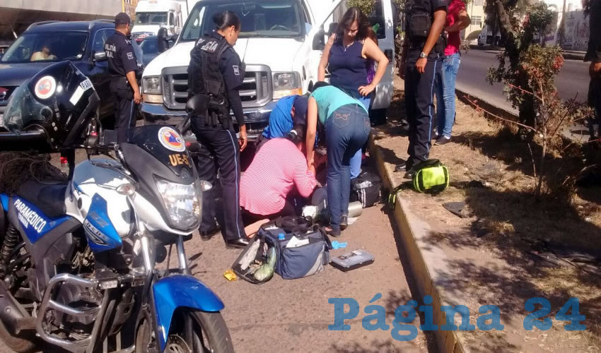 El menor es atendido junto a la camioneta que lo arrolló