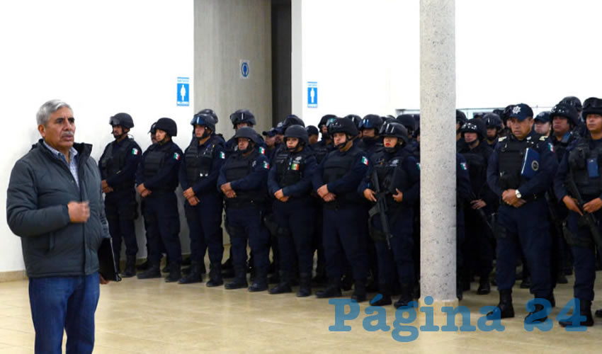 Es policía de carrera y cuenta con desarrollo profesional, experiencia así como principios de lealtad, transparencia y compañerismo