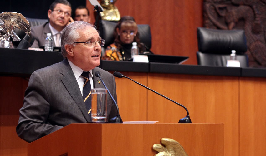 La propuesta plantea la inclusi&oacute;n de la &ldquo;Educaci&oacute;n para la paz&rdquo; como un eje transversal en la educaci&oacute;n b&aacute;sica
