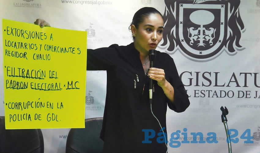 La edil priísta María de los Ángeles Arredondo Torres se presentó en el Congreso para exigir la destitución del comisario Salvador Caro, además portó pancartas que daban cuenta de los tropezones de MC, como la filtración del padrón electoral o los audios del jefe de gabinete de Guadalajara, Hugo Luna con magistrados; Augusto Valencia defendió y sostuvo el “buen trabajo” del funcionario tapatío/Fotos: Francisco Andalón y Francisco Tapia