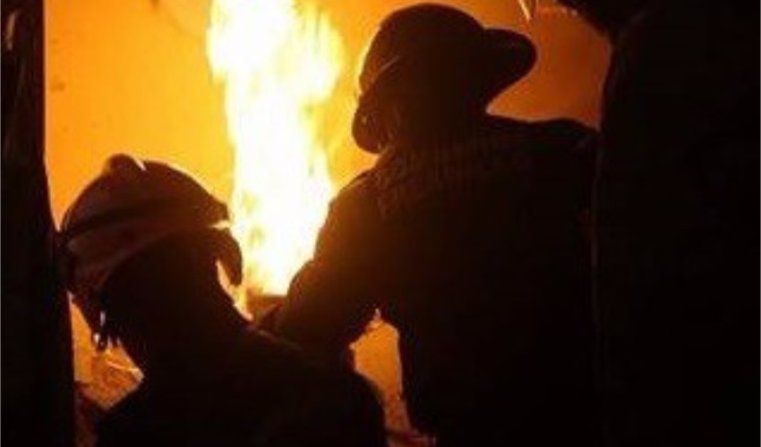 Los bomberos realizando las labores de rescate