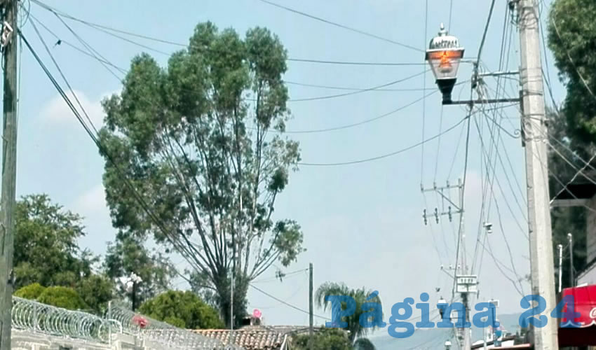 Como en otros municipios, las luminarias están encendidas… de día. Como si estuvieran locas, no sirven de nada y los de alumbrado público no son capaces de ajustarlas. En el peor de los casos, las farolas de plano no encienden 