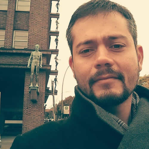 El lenguaje poético, por su parte, busca generar una experiencia estética y acude, naturalmente, a otros recursos para alcanzar la síntesis, la contundencia o lo que el autor pretenda dejar registrado, asegura Gustavo Íñiguez 