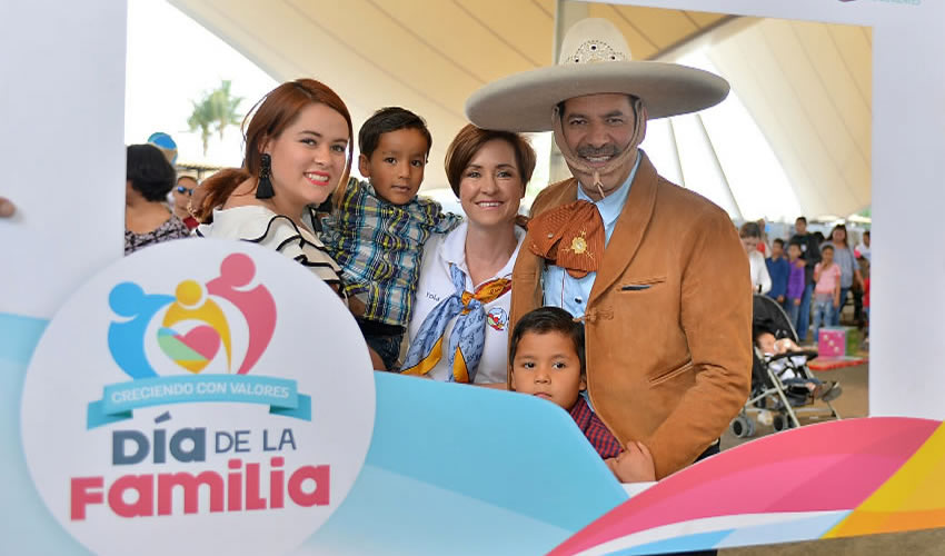 Con motivo del Día de la Familia, el Gobernador Martín Orozco Sandoval y la Presidenta del DIF Estatal, Yolanda Ramírez de Orozco, convivieron con miles de personas