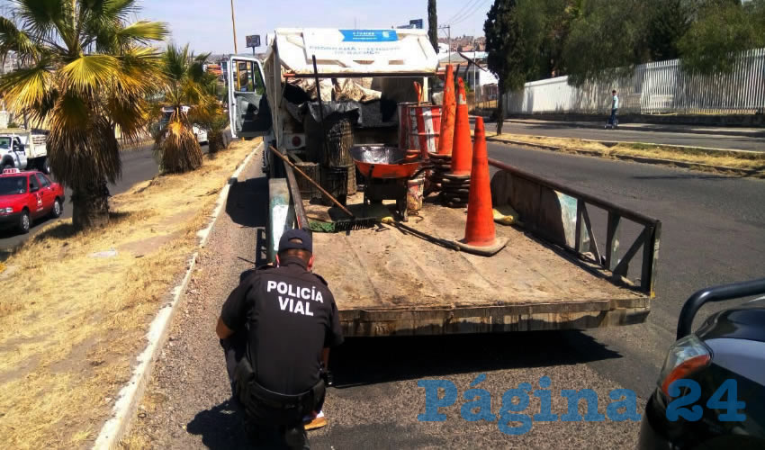El camión con remolque que conducía, distraídamente, el empleado municipal Juan García Moreno