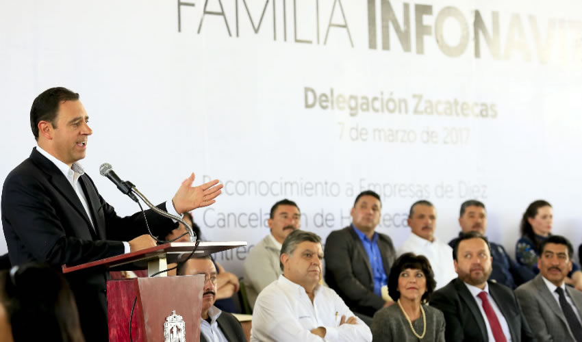 Entregan 207 nuevos créditos, escrituras por cancelación de hipoteca, firman convenio y reconocen a empresas responsables