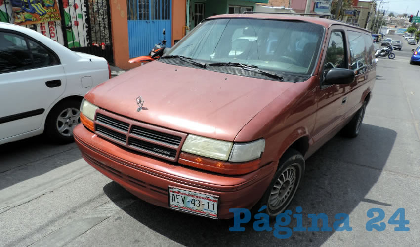 La camioneta Dodge Caravan tinto que arrolló a los menores; el conductor señaló que los infantes atravesaron intempestivamente la calle