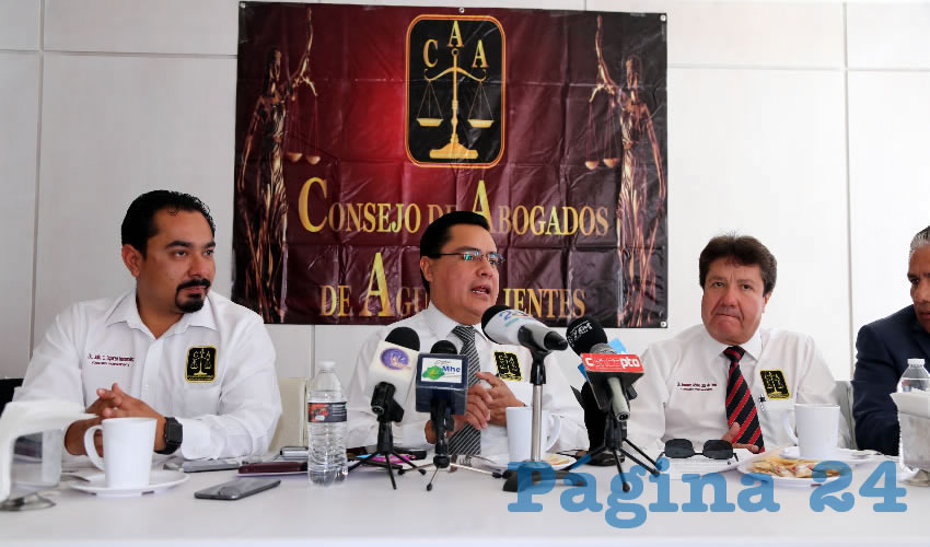 Conferencia de prensa del Consejo de Abogados de Aguascalientes (Foto: Eddylberto Lu&eacute;vano Santill&aacute;n)