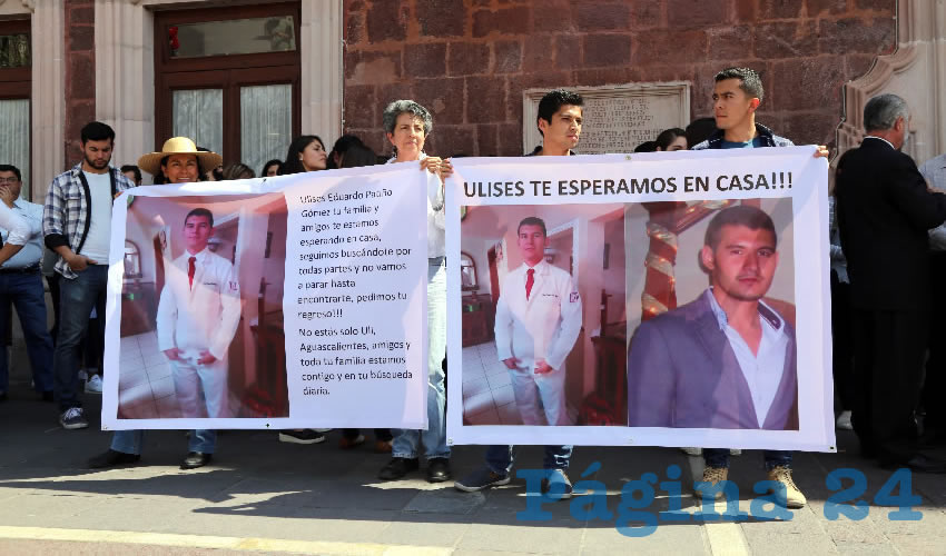 Familiares y compa&ntilde;eros de Ulises Eduardo Pati&ntilde;o G&oacute;mez frente a Palacio de Gobierno