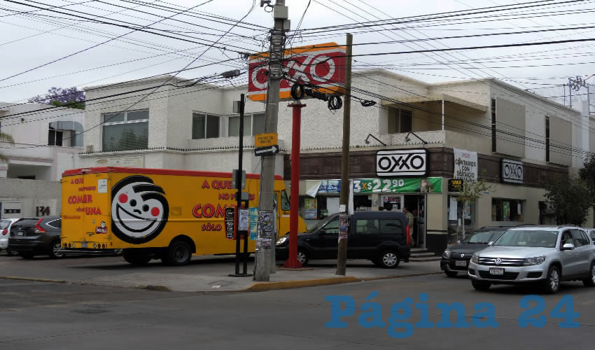 El segundo Oxxo asaltado, ubicado en la esquina de las calles Alejandro Vázquez del Mercado y General Miguel Barragán