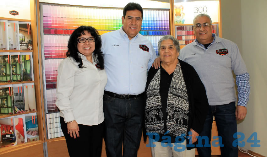 José Juan Estrada, titular de la Secretaría del Migrante en Zacatecas, felicitó y deseó el mejor de los éxitos a la pareja de zacatecanos migrantes. A su vez, refirió que este tipo de proyectos contribuyen al estado, además los migrantes pueden regresas a su estado y tener una fuente de ingresos para su familia (Foto Rocío Castro)