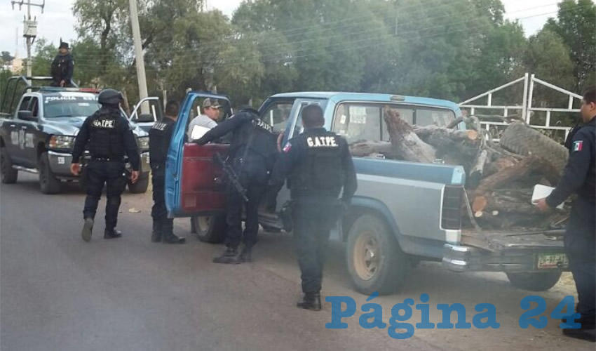 Al revisar el interior de la camioneta, los uniformados encontraron un rifle calibre 22, con dos cargadores y siete cartuchos útiles al calibre, así como una caja con otros 50 cartuchos útiles