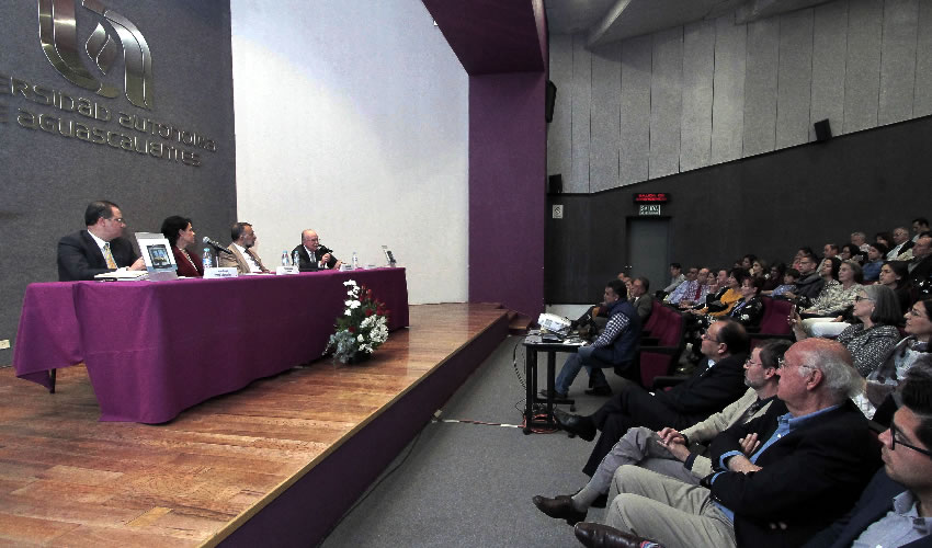 La obra presenta la herencia cultural de la familia del exrector, destacando la necesidad de rescatar la tradición