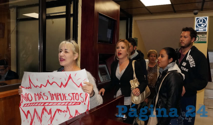 Entre las muchas consignas, resaltaban “no más impuestos” “que salgan” ”que nos atiendan” “no al gasolinazo”, las que en algunas ocasiones se lograban escuchar en el pleno del Congreso, cuándo los legisladores participaban en la sesión (Foto Merari Martínez Castro)