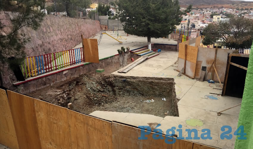 Santiago Sánchez Corona, presidente de la mesa directiva de los padres de familia del jardín de niños, explicó que la obra que actualmente está en el abandono total por parte del gobierno Tellista, afecta la plaza central del centro educativo, por lo que los padres exigen que no continúe porque desconocen la forma de la estructura que se instalará en el lugar
