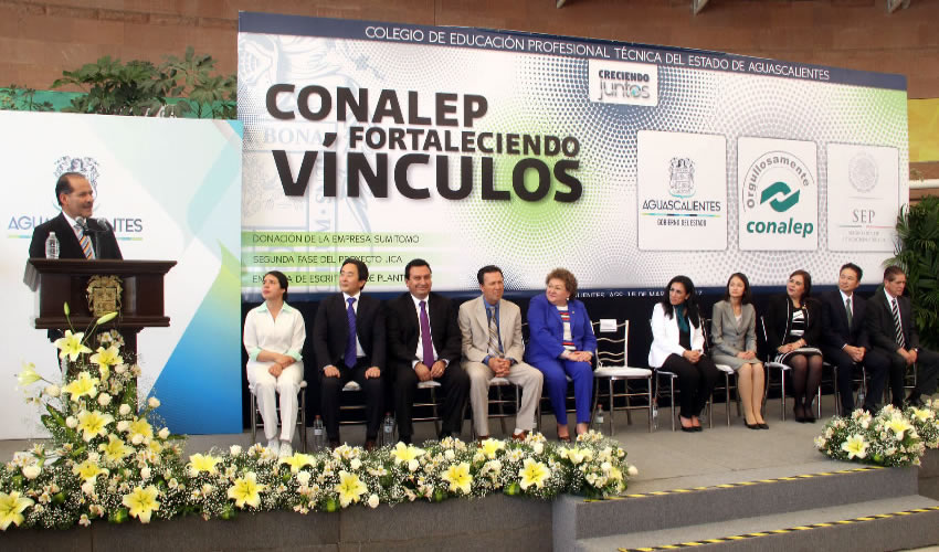El mandatario estatal refirió que son los estudiantes los que hacen que Aguascalientes brille