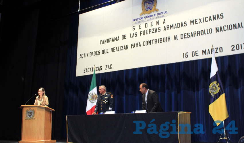 Esta conferencia está dirigida primordialmente a los estudiantes de preparatoria de la Universidad Autónoma de Zacatecas (UAZ), y acompañando al Almazán Bertotto, estuvo presente Ángel Román Gutiérrez, coordinador de vinculación de la UAZ (Foto: Rocío Castro Alvarado)