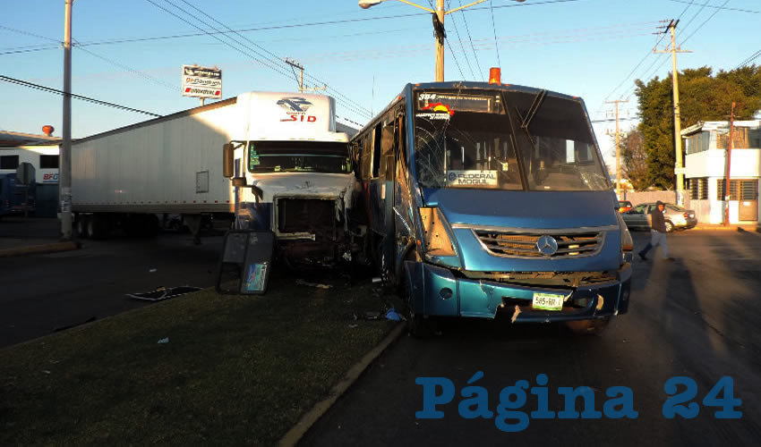 El accidente, provocado por un trailero, ocurrió en el cruce de las calles Gregorio Ruiz Velazco y Jesús Rivera Franco, en Ciudad Industrial