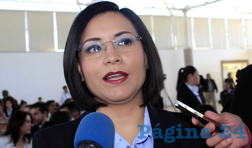 María de la Luz Domínguez Campos: Los padres de familia entregaron de manera formal un escrito ante la comisión de derechos humanos a efecto de darle cause a una queja por la realización de una obra afuera del kínder Gabilondo Soler, la cual ya esta turnada en una visitaduríav (Foto Rocío Castro)